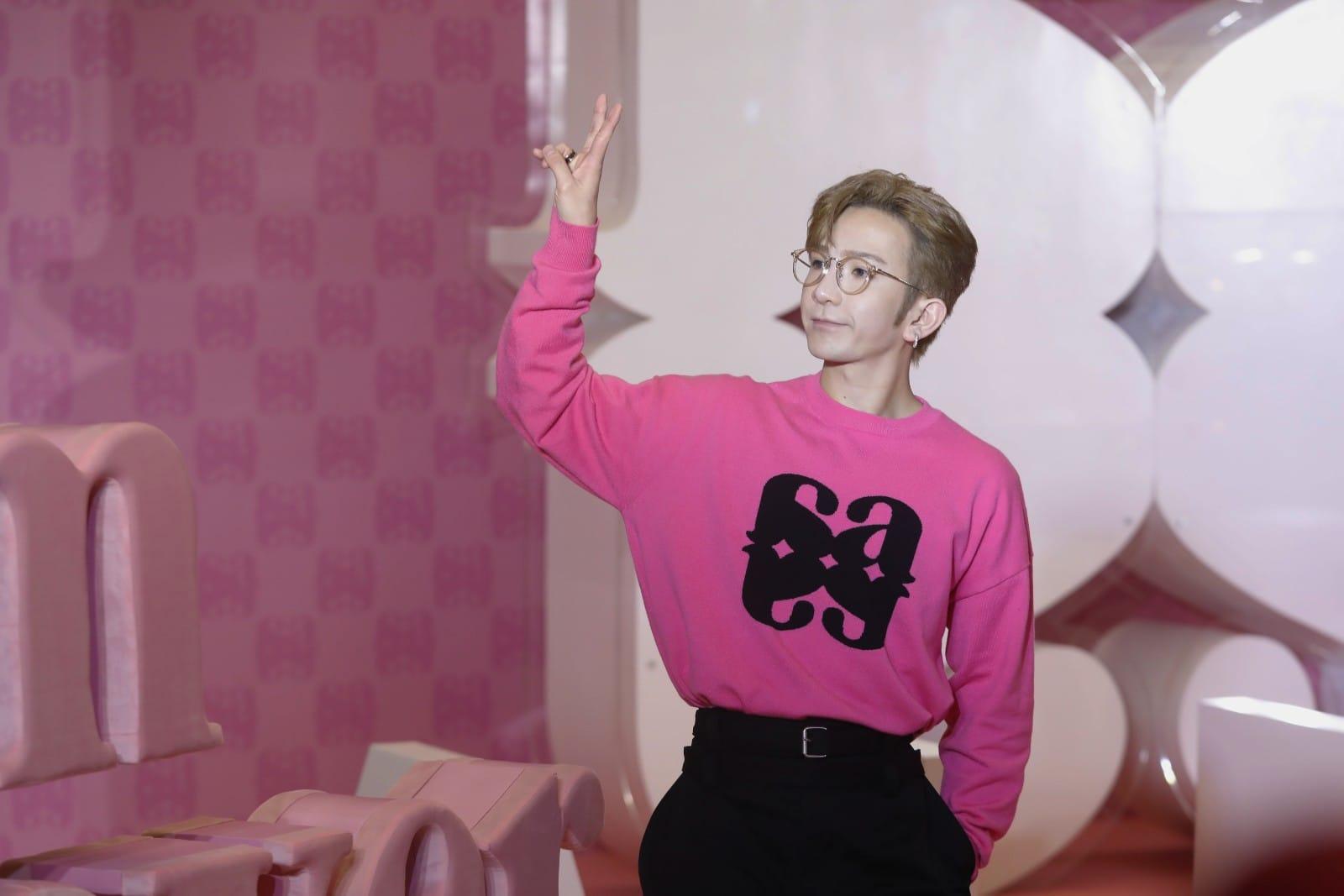 Anson Lo全方位跟神徒打招呼。(林俊源攝)