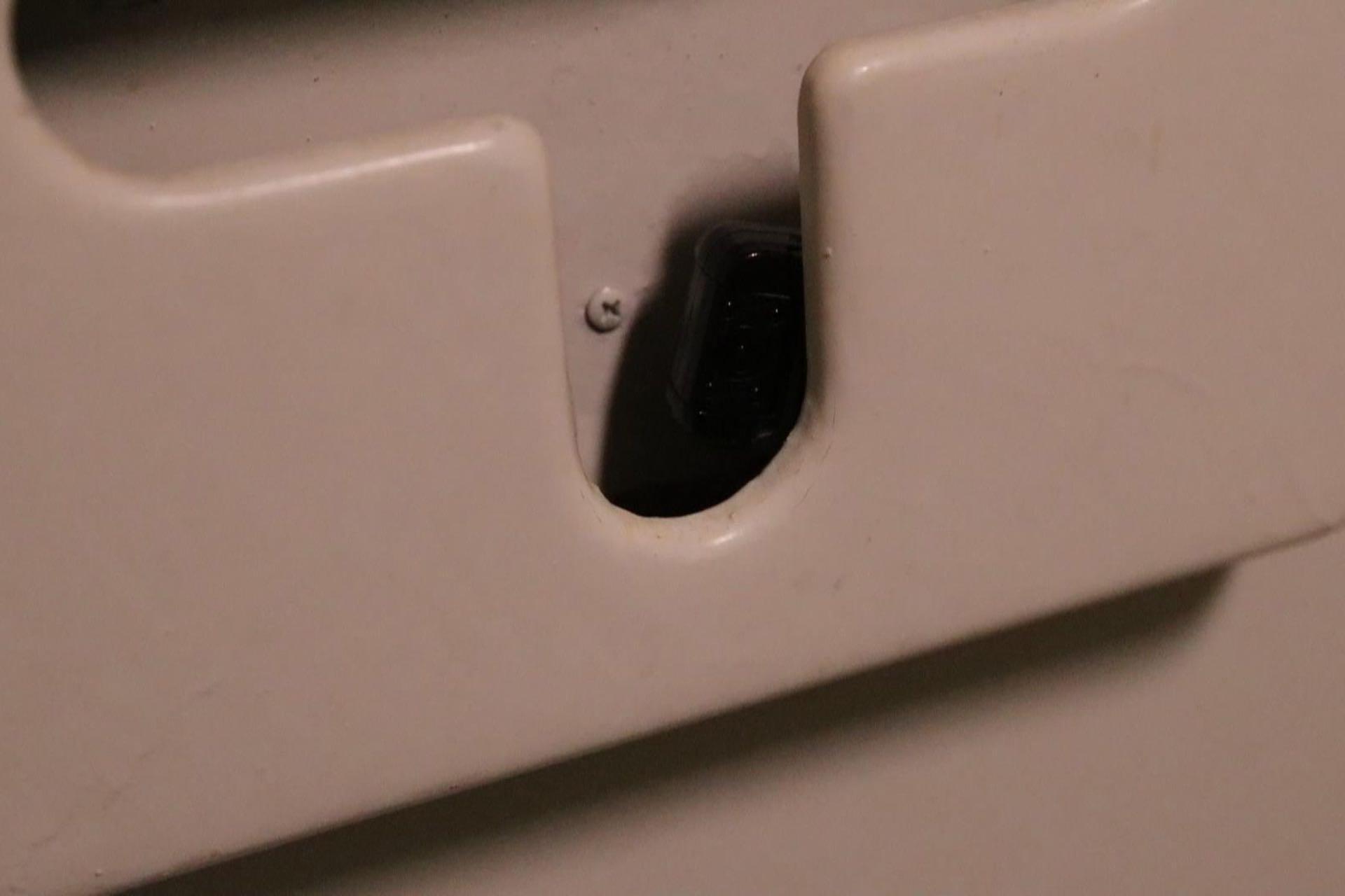 偷拍器鏡頭從坐墊盒下方空隙朝外。(互聯網)