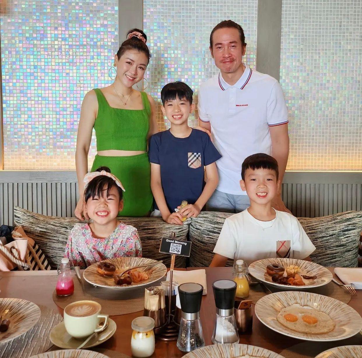 Aimee亦貼出一家五口的大合照,相當甜蜜。