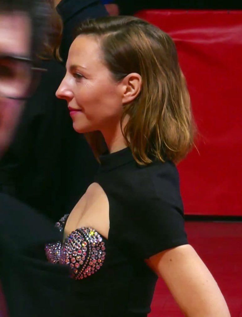 不知名女子以奇裝異服現身紅地氈。