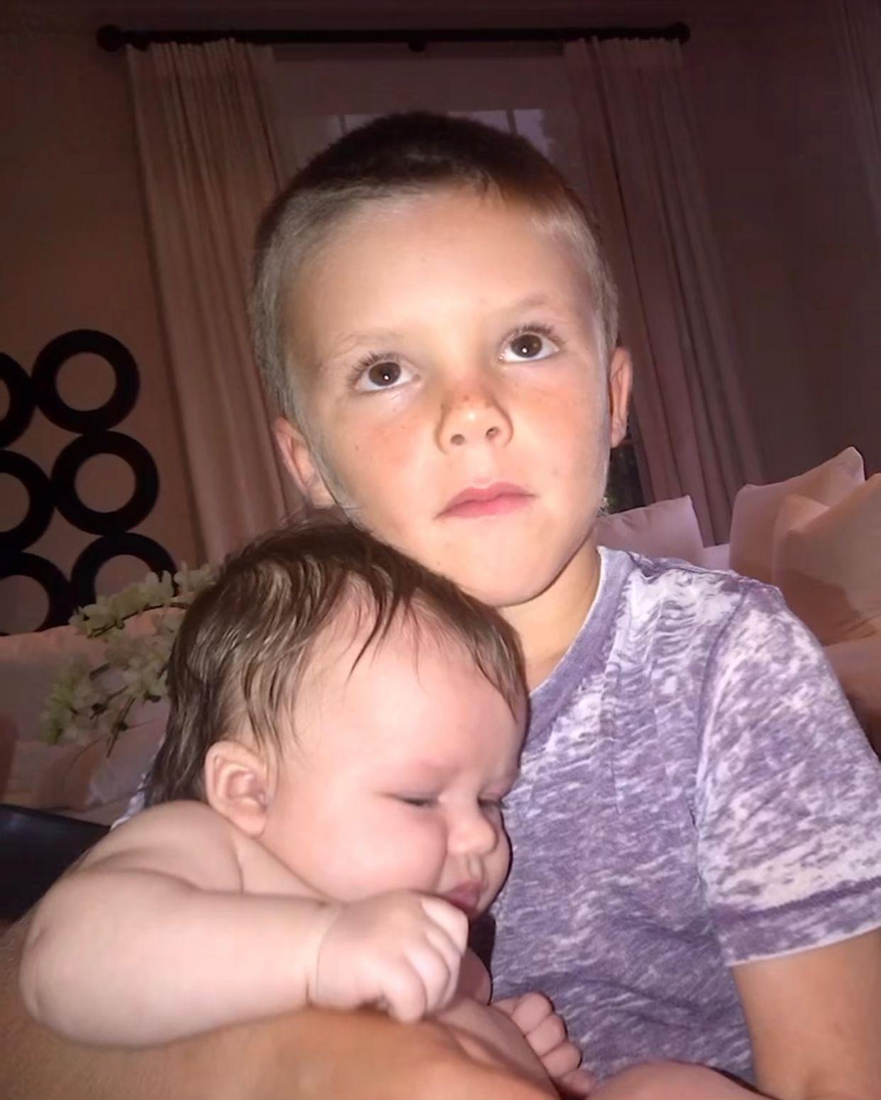 碧咸分享影片,見到Crzu兒時抱住細妹哈七的溫馨照片。