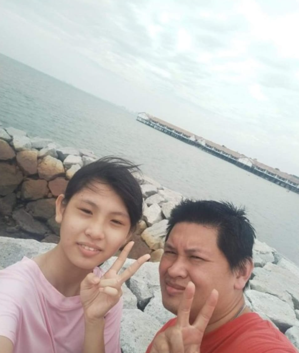 該名慈父與女兒。(互聯網)