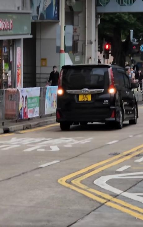 片中可見該七人車懷疑走錯路,而原地倒車逆行。期間七人車移動時,亦差一點撞倒途人,險象環生。(影片截圖)