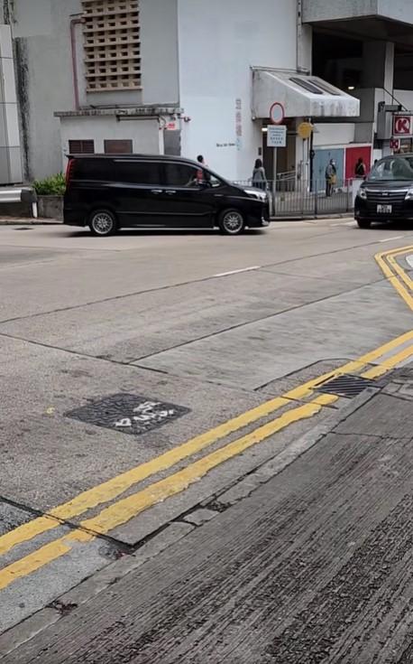 片中可見該七人車懷疑走錯路,而原地倒車逆行。期間七人車移動時,亦差一點撞倒途人,險象環生。(影片截圖)