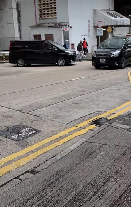 片中可見該七人車懷疑走錯路,而原地倒車逆行。期間七人車移動時,亦差一點撞倒途人,險象環生。(影片截圖)