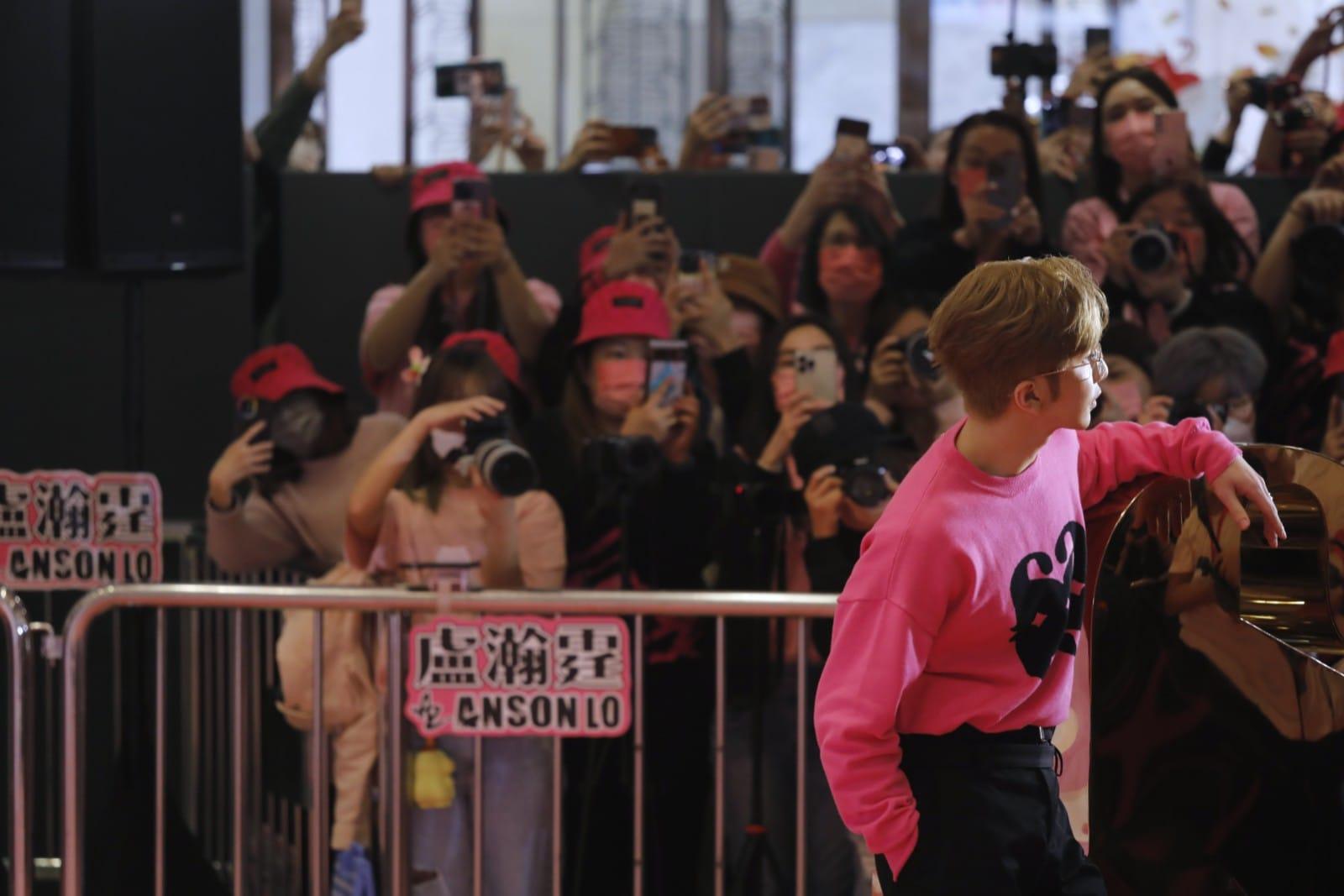 Anson Lo情人節現身尖沙咀,宣傳剛面世的個人品牌ALLOVER。(林俊源攝)