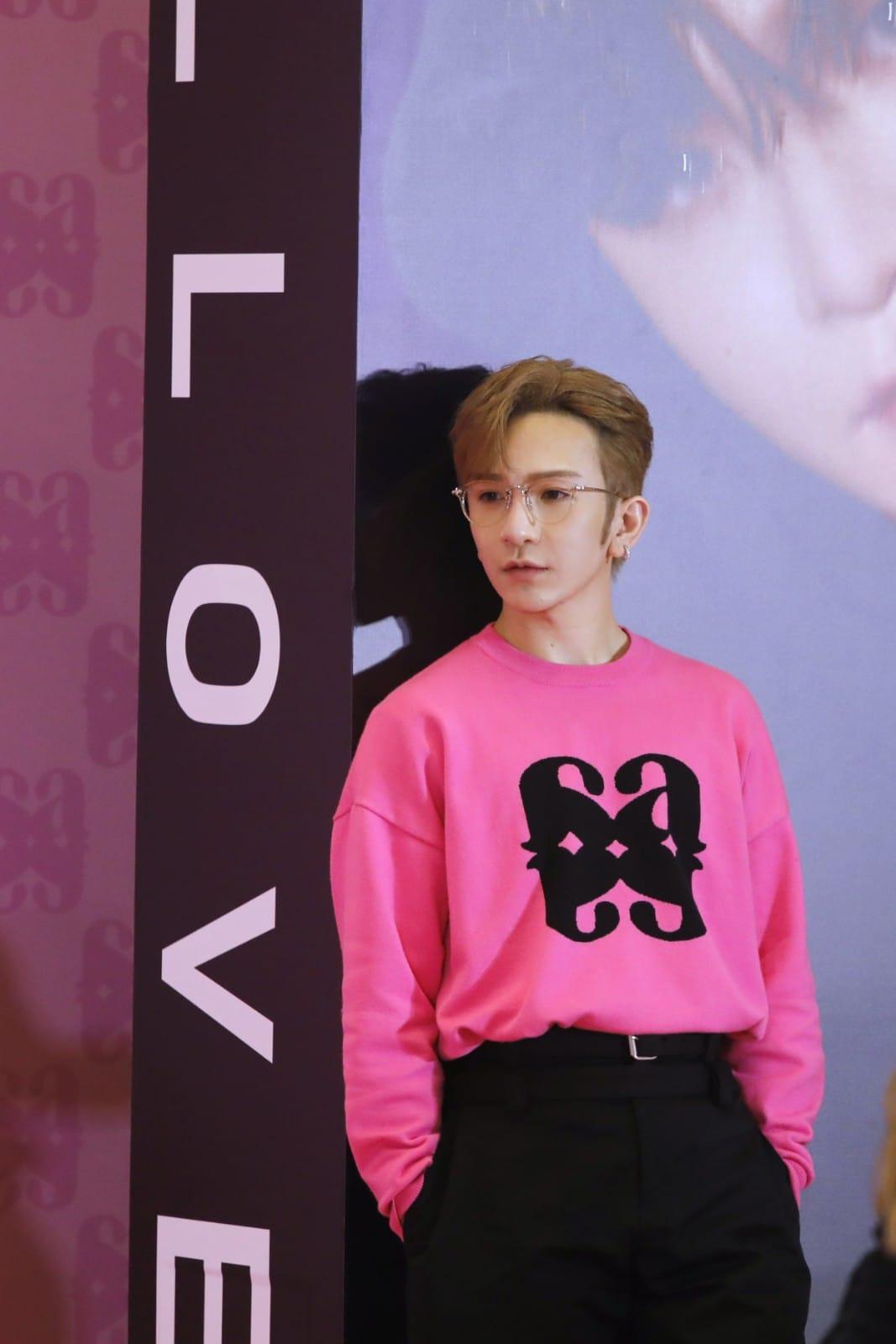 Anson Lo情人節現身尖沙咀,宣傳剛面世的個人品牌ALLOVER。(林俊源攝)