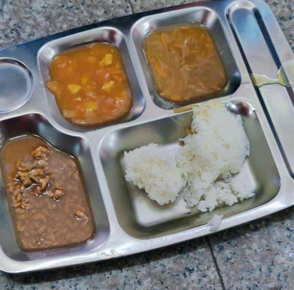 涉事高中學生所吃的飯菜。(互聯網)