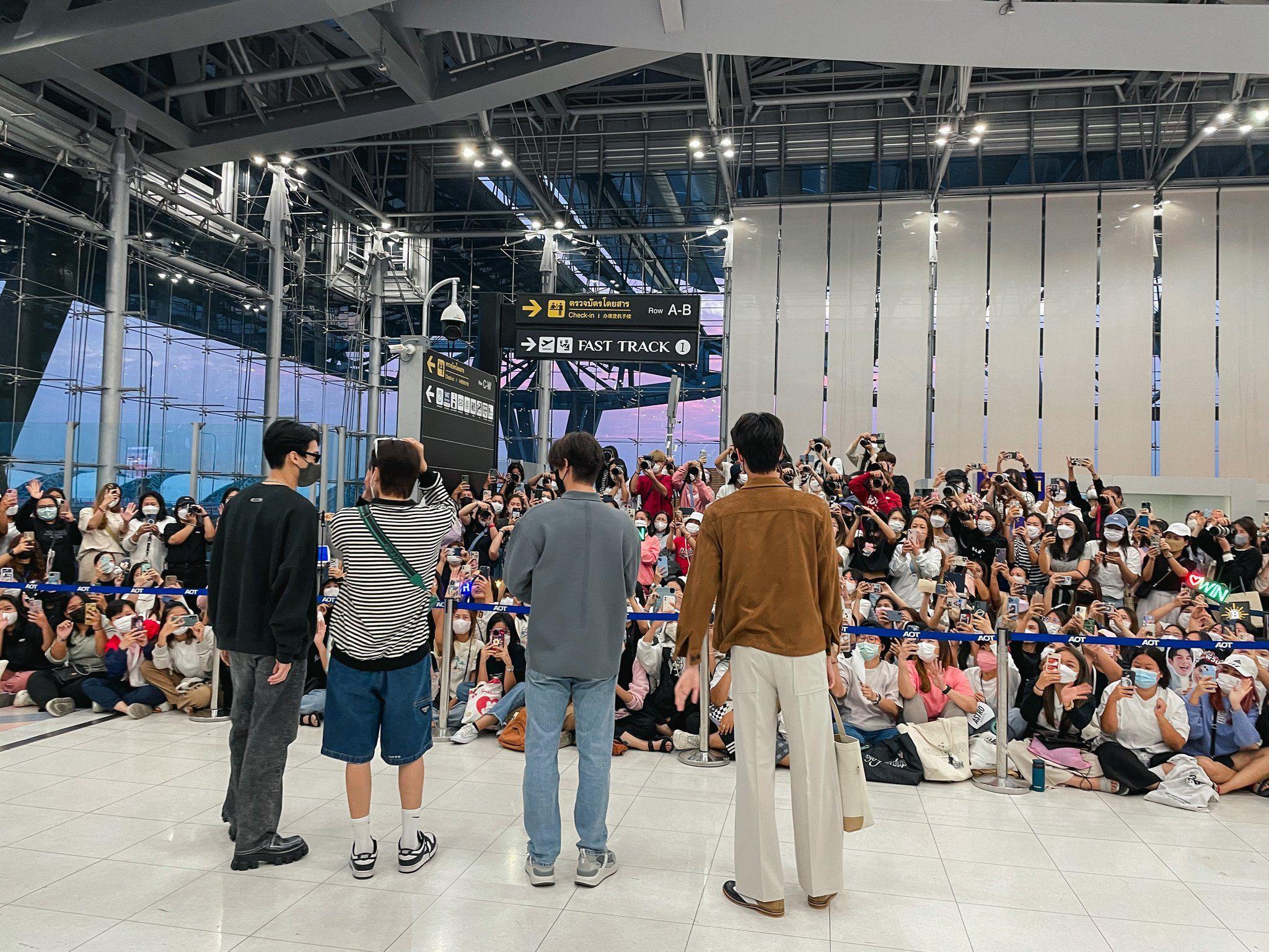 四子臨入閘前與粉絲大合照留念,場面熱鬧。