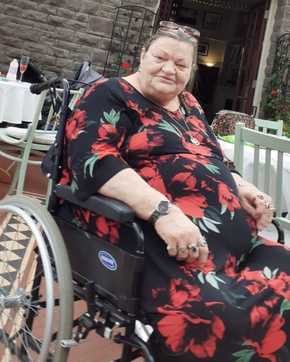 凱莉的母親於女兒婚禮後4個月離世,剴莉慶幸當日照辦婚禮,讓母親見證。(互聯網)