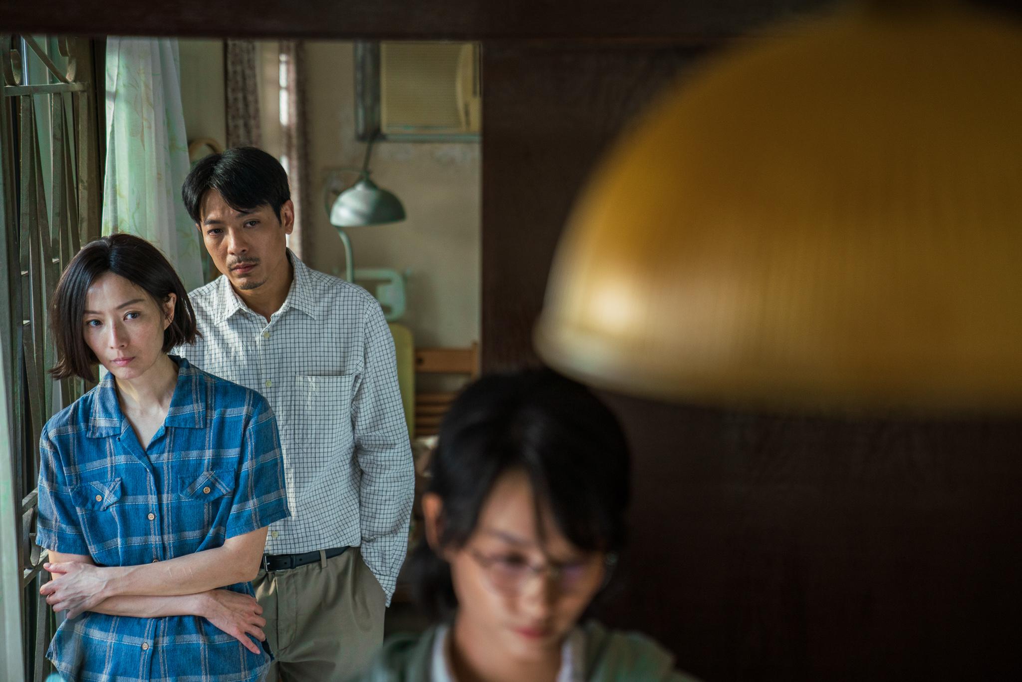 鄭秀文與陸駿光在《流水落花》演經歷喪子之痛的夫妻。(劇照)