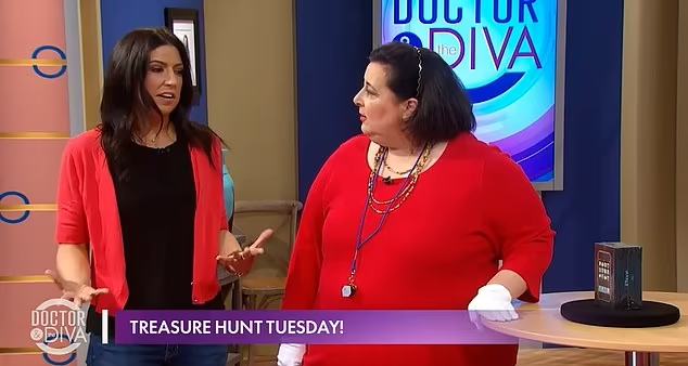 Green(左)曾於2019年拿該iPhone上電視估價。(互聯網)