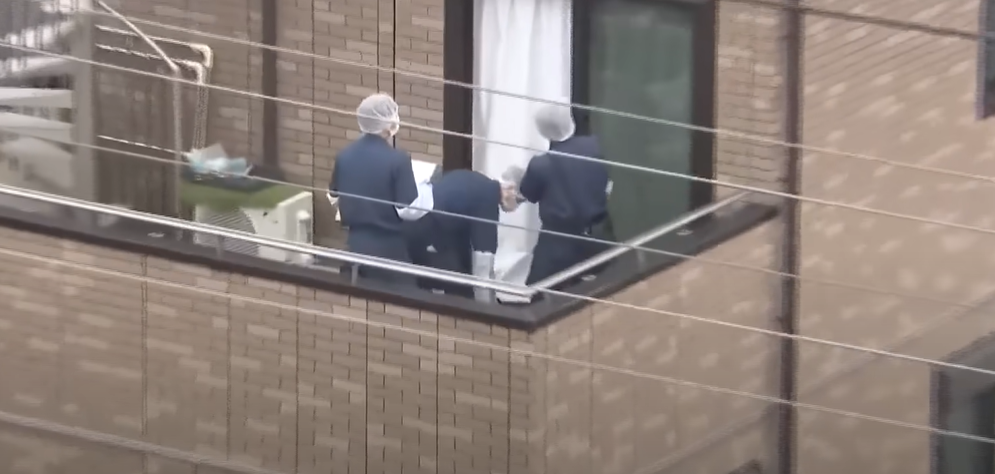 死者部分殘肢藏於露台。(互聯網)