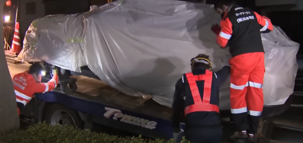 警方運走涉案車輛。(互聯網)