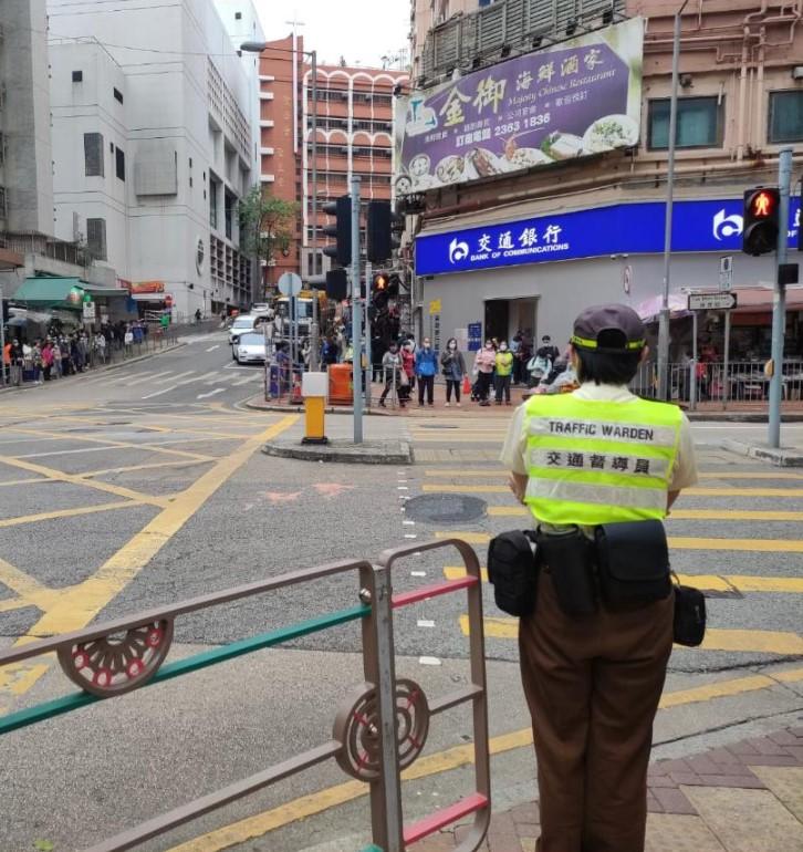 警方九龍城區打擊違泊,發1862張「牛肉乾」。(警方提供)