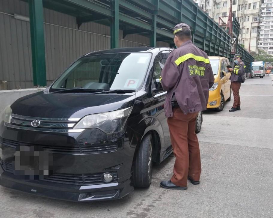 警方九龍城區打擊違泊,發1862張「牛肉乾」。(警方提供)