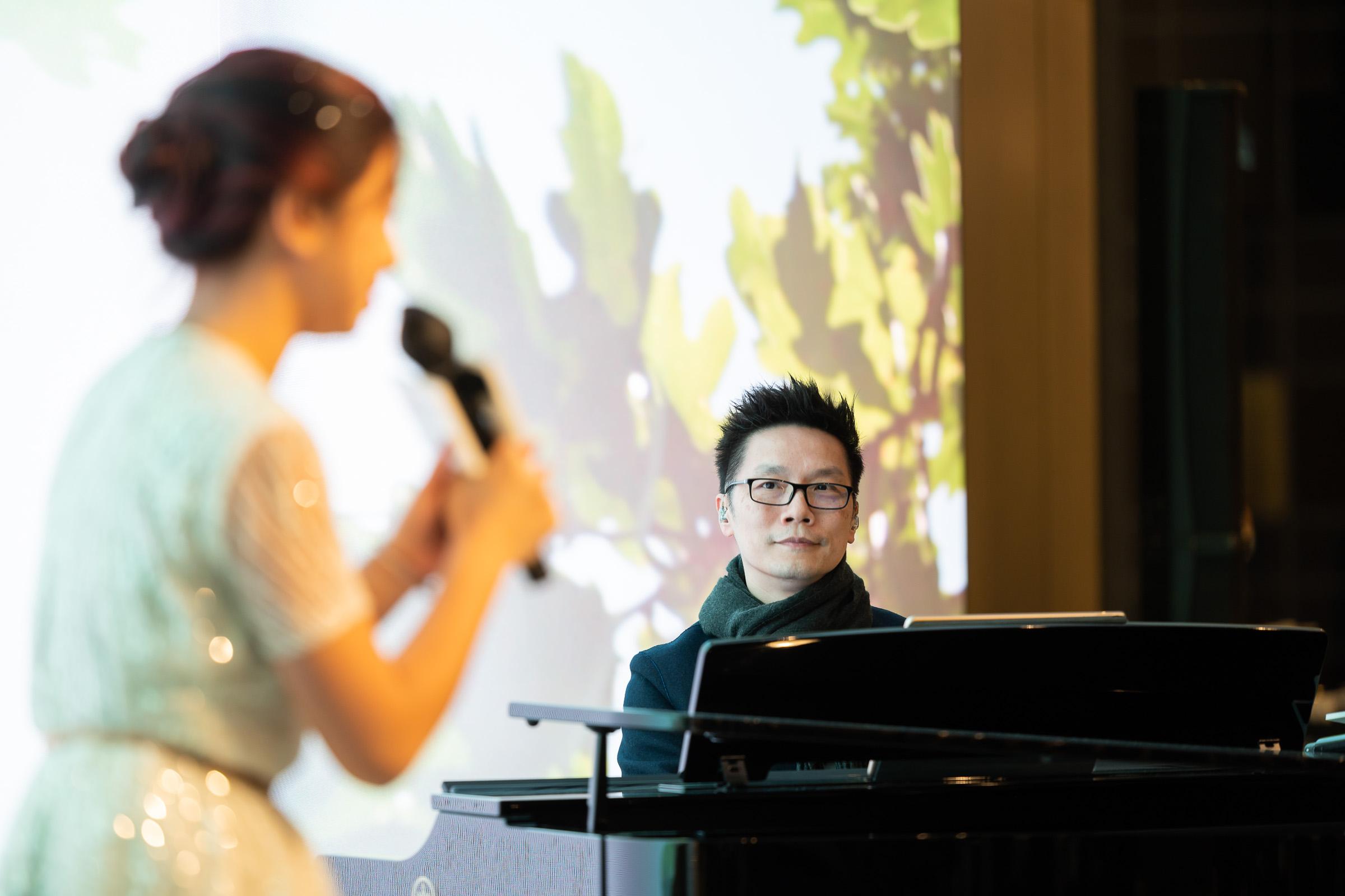 分享後,趙先生與著名歌手譚芷昀(Celine)合作表演。(恒生)