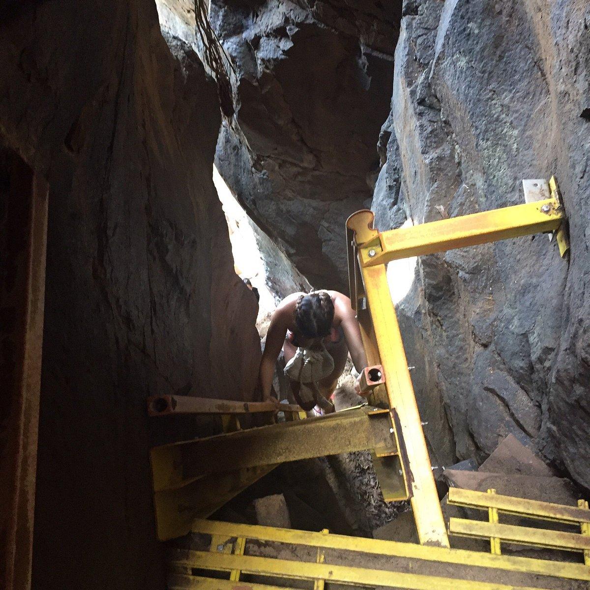 須爬梯前往巴西桑喬灣海灘(Baia do Sancho)。(互聯網)