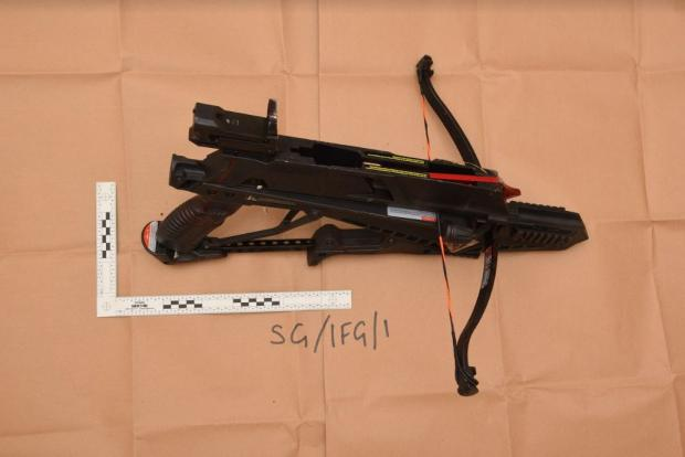 涉案十字弓。(互聯網)