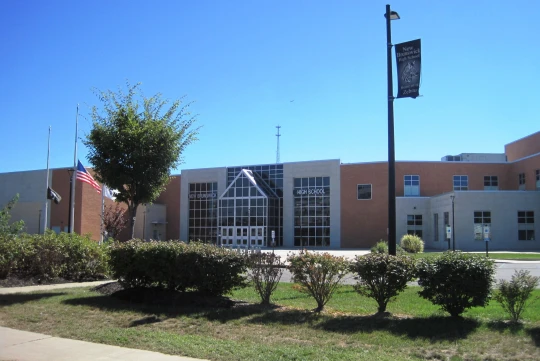 事發的高中New Brunswick High School。(互聯網)