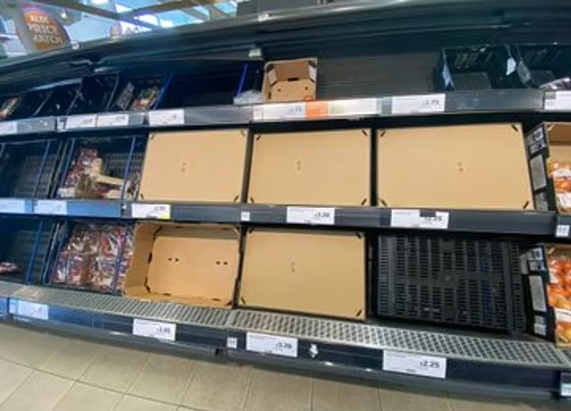 報道指英國多間超市蔬果持續短缺,貨架經常清空。(互聯網)