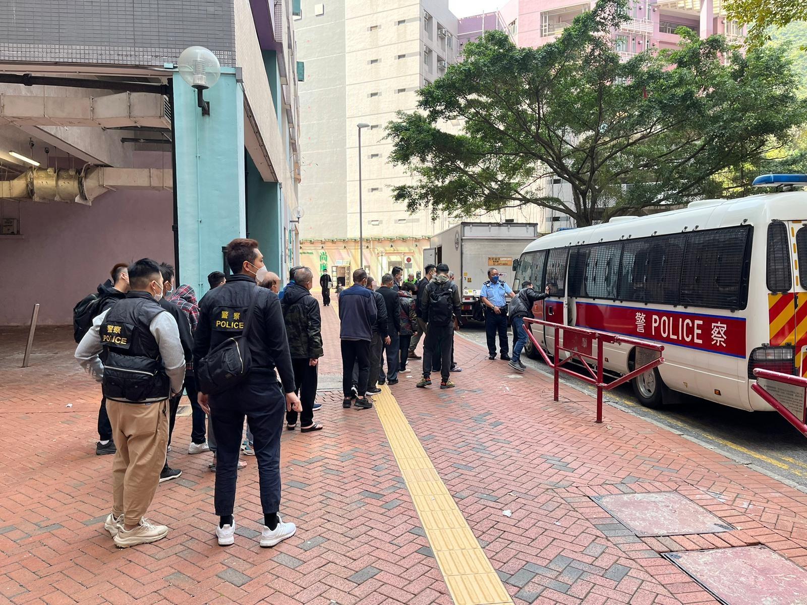 警方在尚德邨一帶拘捕11名男子及1名女子