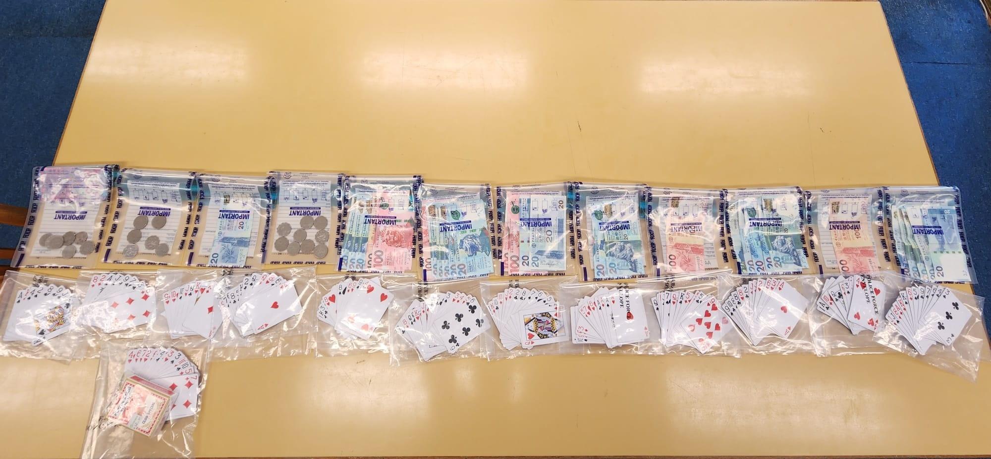 警方檢獲3副紙牌及少量現金
