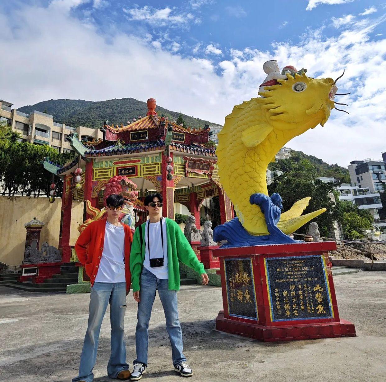 Tay與男星Off Jumpol同遊港九各地。