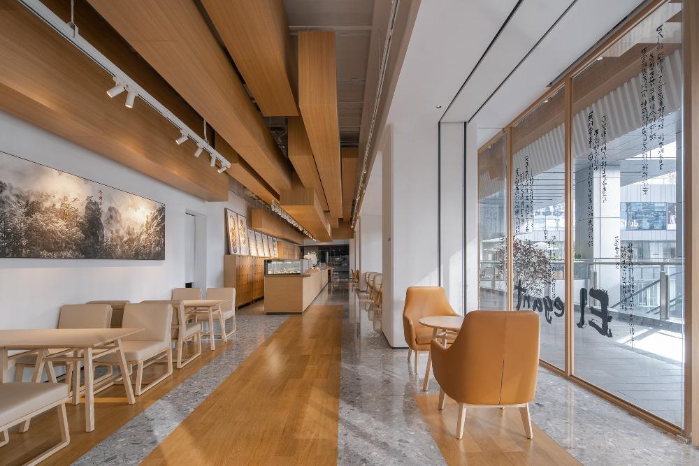 tea'stone茶店店面統一採用極簡的直線條。室內多以傳統建築元素「樑」作為視覺主體,延伸狹長的空間。(網上圖片)