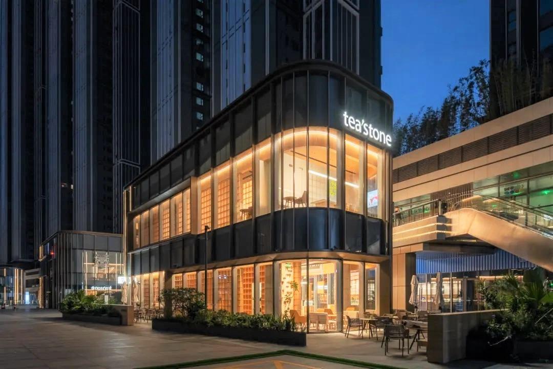 tea'stone 武漢獨棟雙層門店,獨立的「茶島」以中國建築經典窗格與樑柱作主要元素。(網上圖片)