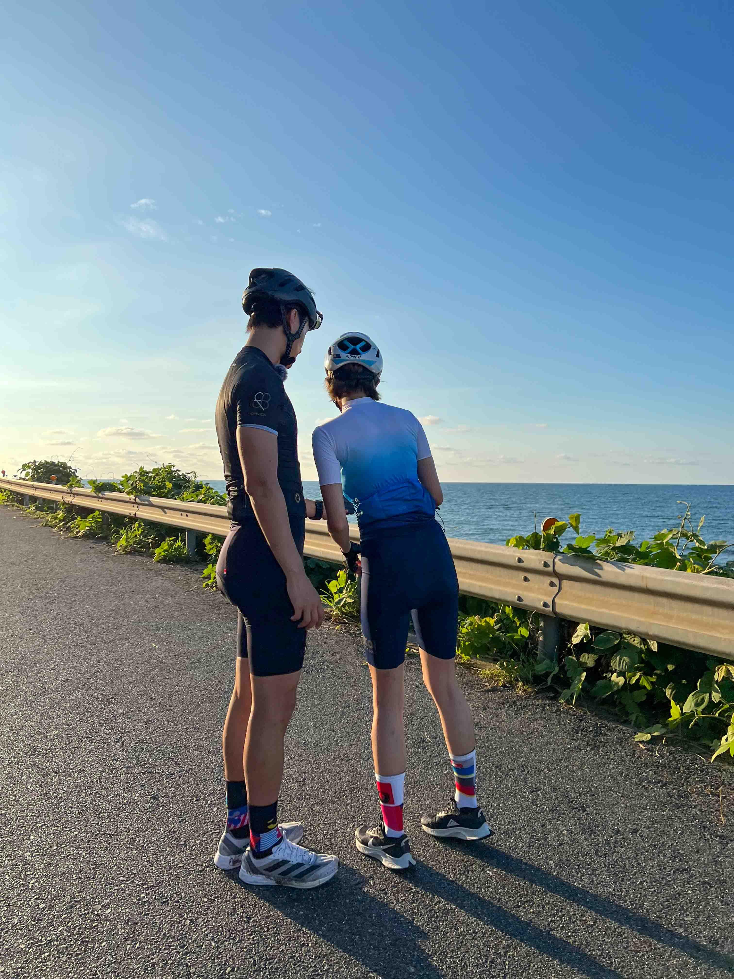 《單車踩爆日本》導演Leo在IG預告指短髮女神蘇皓兒(右)將炒車