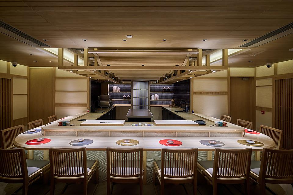 「割烹炑」全店採用最常見的割烹店格局,中間open kitchen就是大廚的表演舞台,刀功手藝表露無遺。