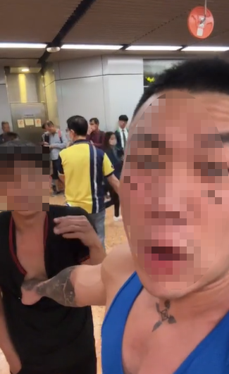 黑衣男港鐵亂挑機件身教練。(網上影片截圖)