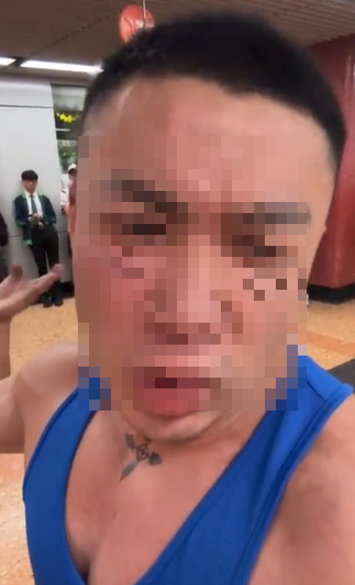 黑衣男港鐵亂挑機件身教練。(網上影片截圖)
