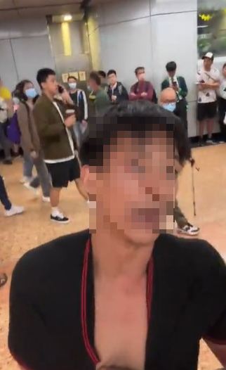 黑衣男港鐵亂挑機件身教練。(網上影片截圖)