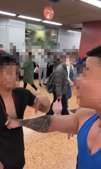 黑衣男港鐵亂挑機件身教練。(網上影片截圖)