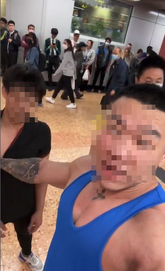 黑衣男港鐵亂挑機件身教練。(網上影片截圖)
