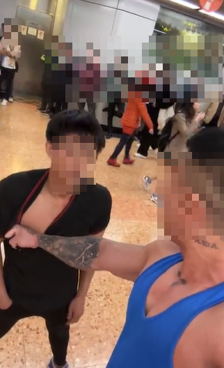 黑衣男港鐵亂挑機件身教練。(網上影片截圖)