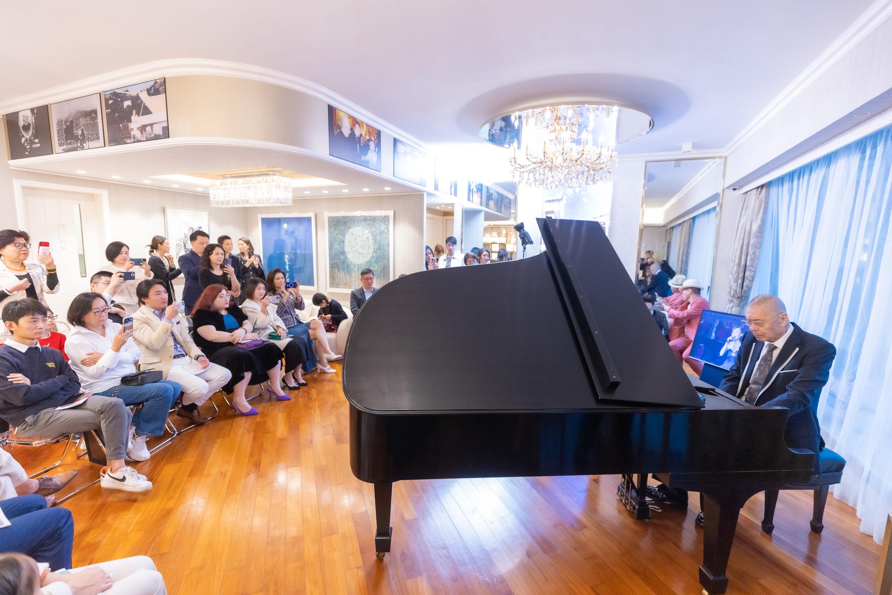 劉老師也即場彈奏《月光奏嗚曲》。