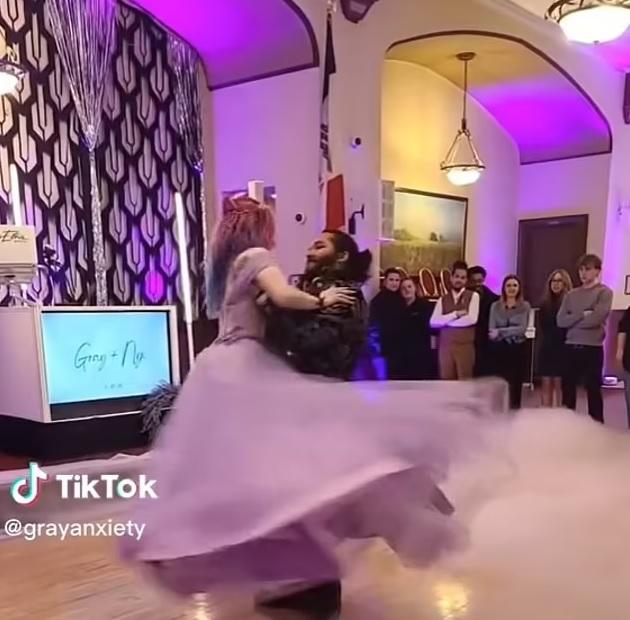 新人跳舞時跌倒。(互聯網)