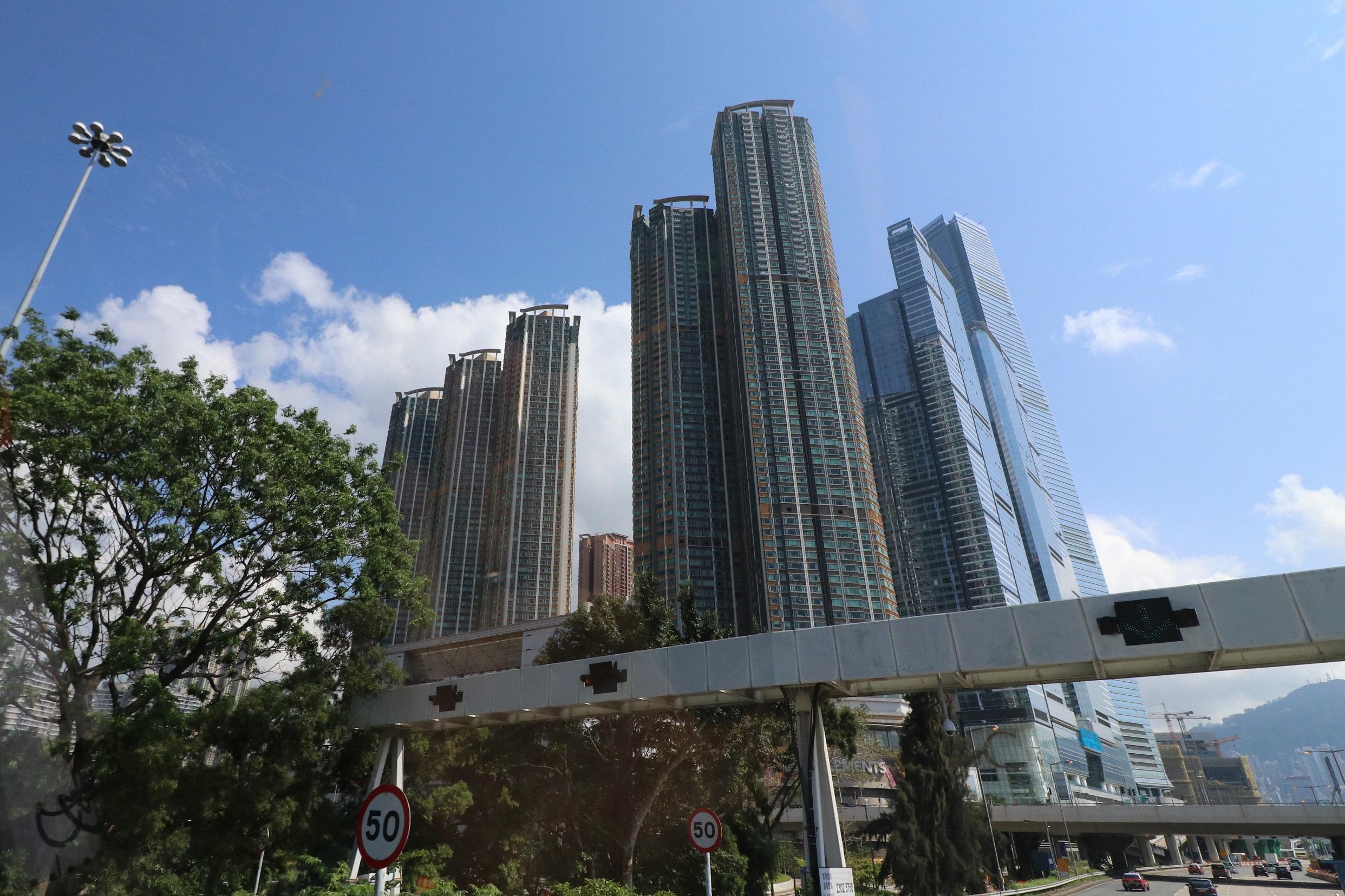 港鐵奧運站上蓋物業君匯港,最新獲外區家庭客以1.88萬元,承租一個中層兩房單位,一手業主可享租金回報有6.3厘。