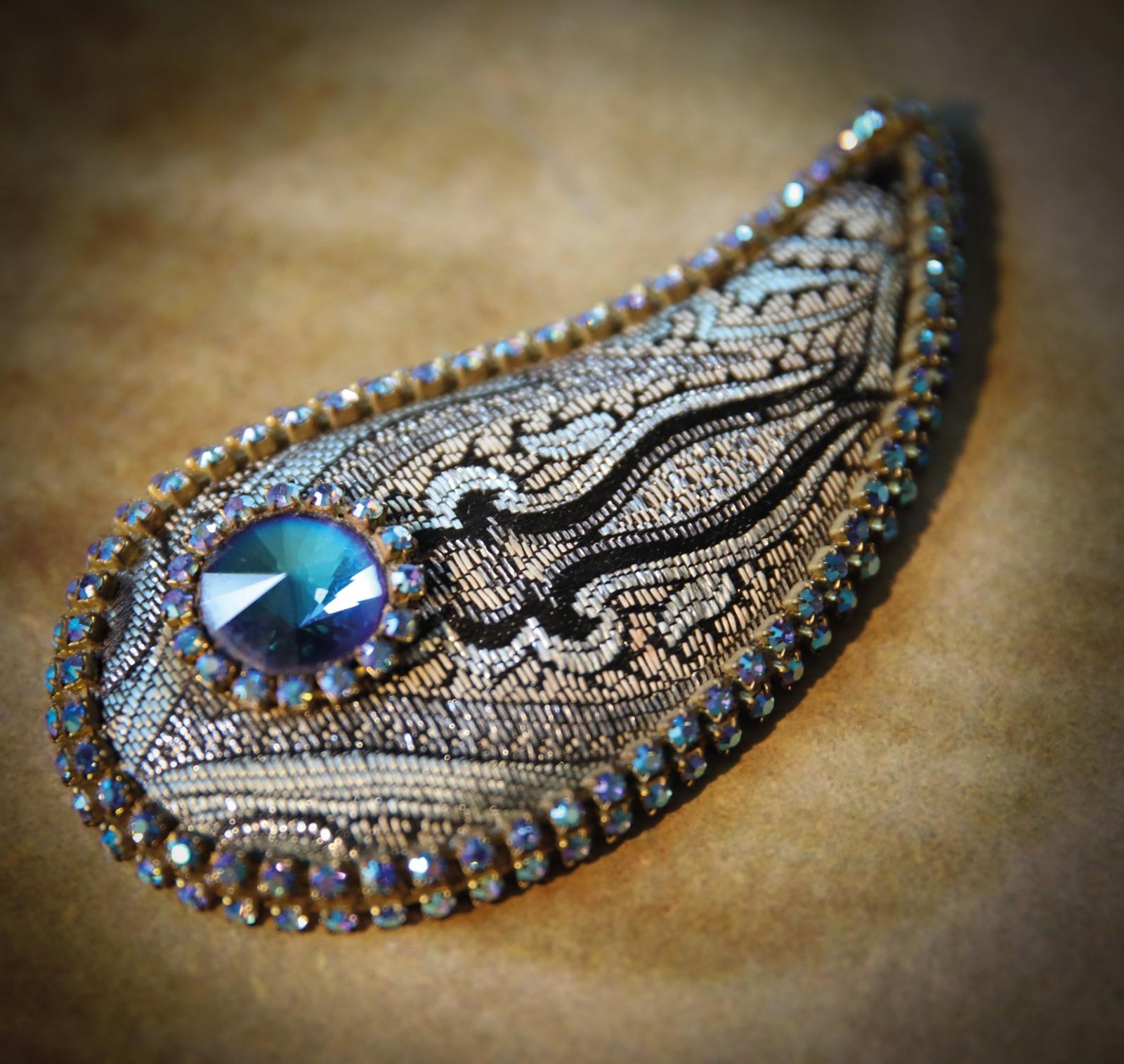 John獲哥哥親手送出在第一次演唱會上配戴過的心口針。