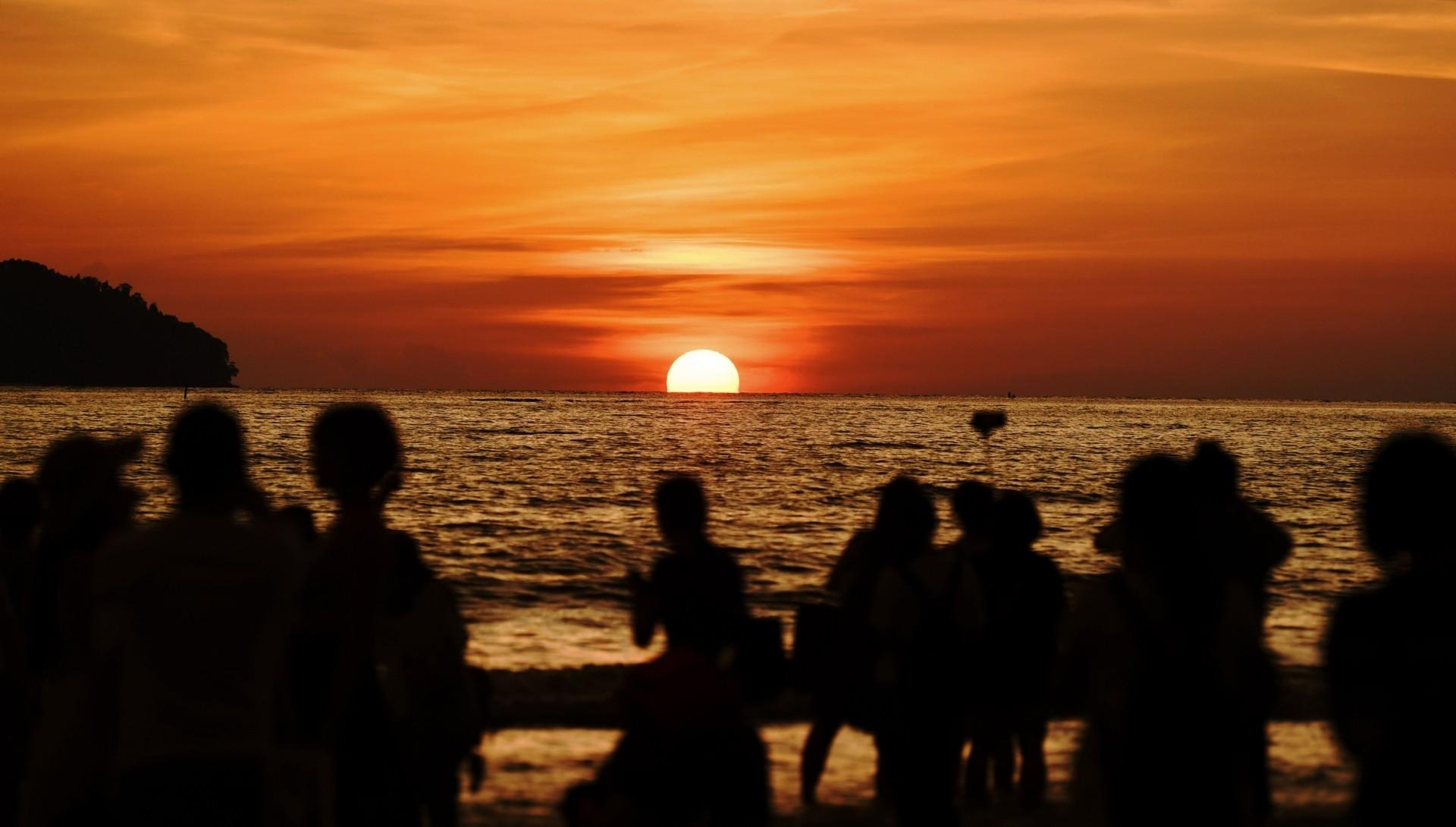 在丹絨亞路海灘看日落