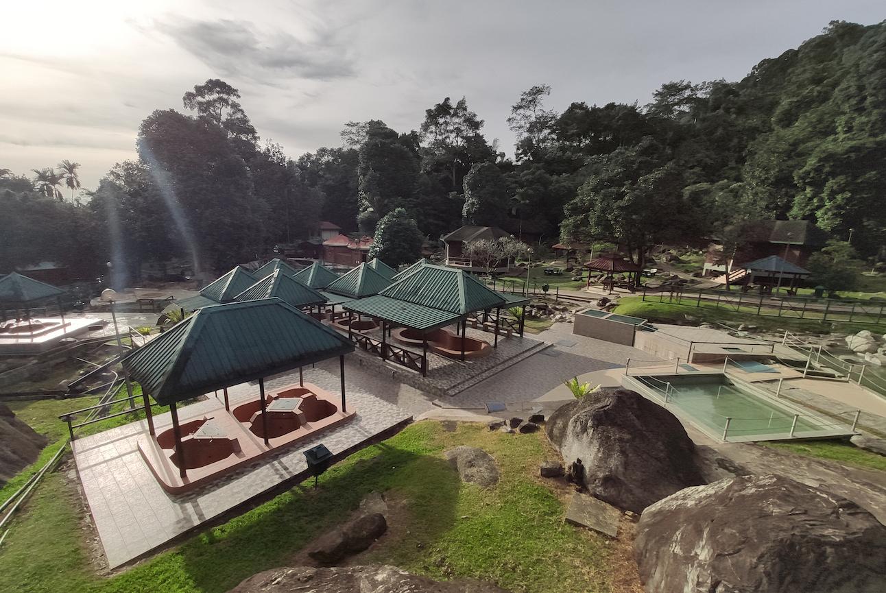 在富含硫磺的浴缸中暢遊或參觀附近的蝴蝶農場(不包括入場費)