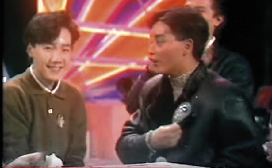 在《歡樂今宵》上,哥哥親手送出第一次演唱會配戴過的心口針。