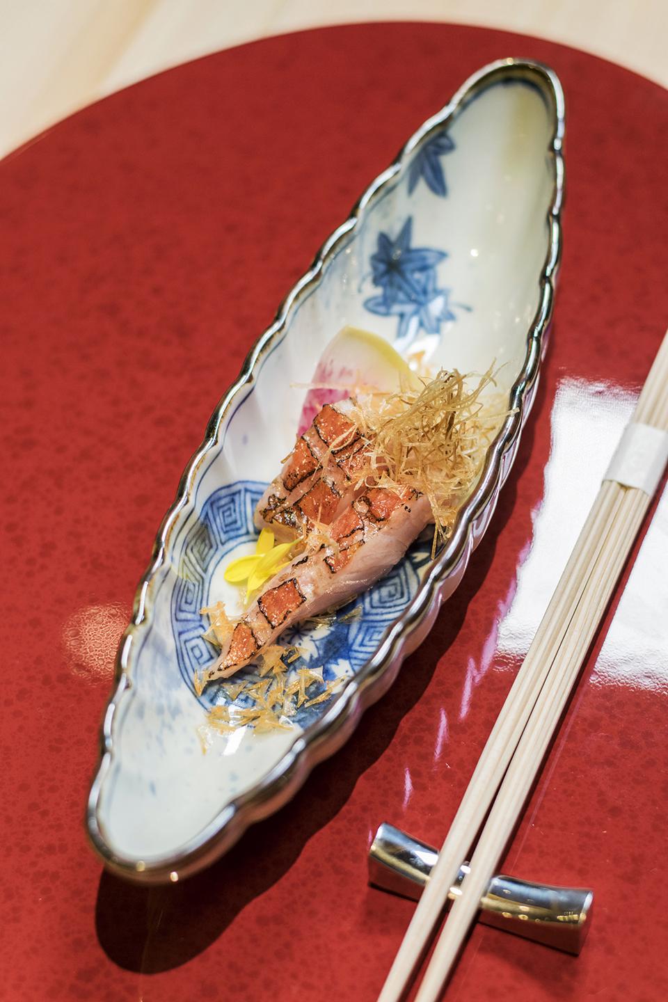 地金目鯛。屬於金目鯛中最高等級,長居深海,因此魚脂特別豐厚,簡單炙燒已經充滿油香,配點炸京蔥絲令口感更豐富。