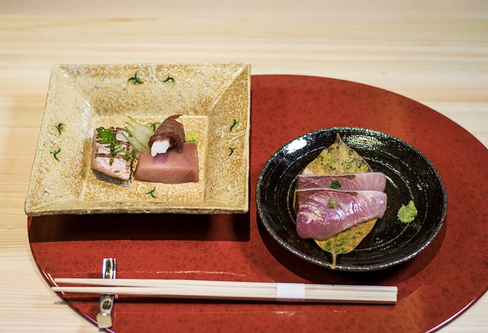 大拖羅、中拖羅、赤身醬油漬(左)及寒鰤(右)。赤身經過醬油自家漬了十多分鐘,甘香入味;「寒鰤」是指鰤魚長得最肥美之冬季時所捕獲,薄薄一片,爽脆卻有特有的油脂香。