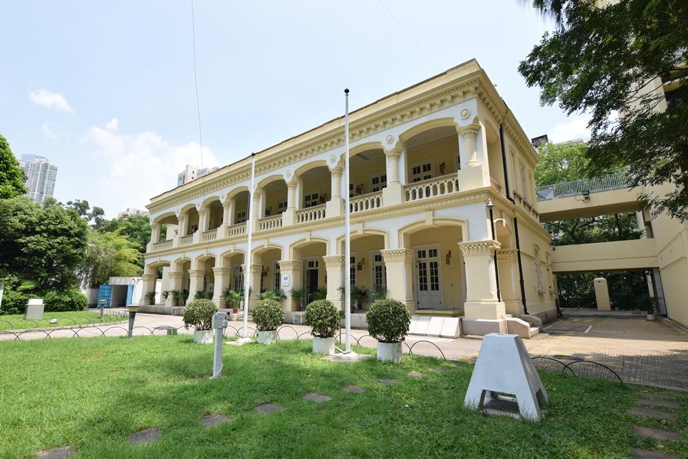 香港天文台在1883年成立,總部1883大樓坐落於尖沙咀彌敦道、九龍公園對面的小山丘上。大樓是一幢兩層高、富維多利亞殖民建築風格的長方型建築,建有拱形窗門和長廊。1984年,1883大樓被列為法定古迹。(圖片來源:香港自遊樂在18區網站)