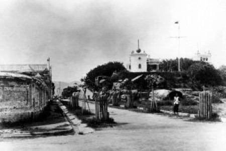 1885年,時間球在於尖沙咀警署首次降下。天文台早期利用時間球作為報時信號,每天中午12時50分將時間球升至圍杆的頂部,於下午1時正投下。(圖片來源:香港天文台網頁)