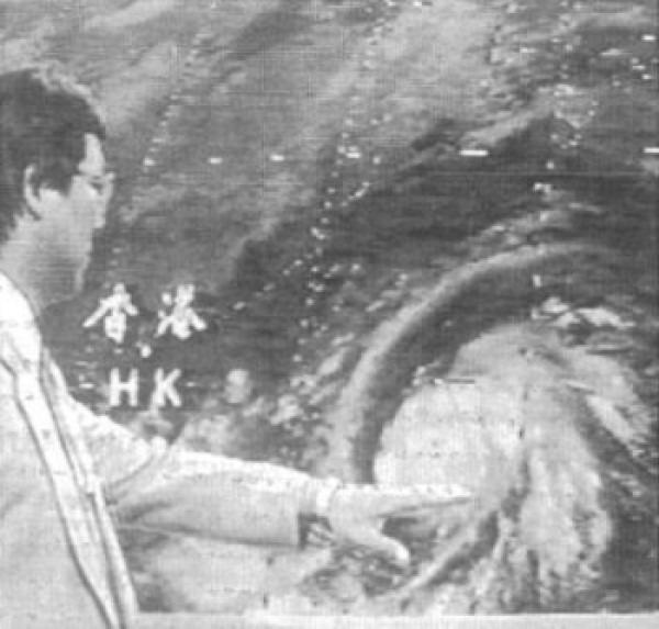 1987年,在電視上開始出現天文台的科學主任,為市民主持天氣節目,講解本港天氣情況及預測。(圖片來源:香港天文台網頁)